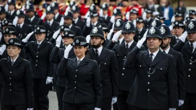 英国警察制服 衬衣外面穿防弹衣 女警的领巾很有特色 今日焦点