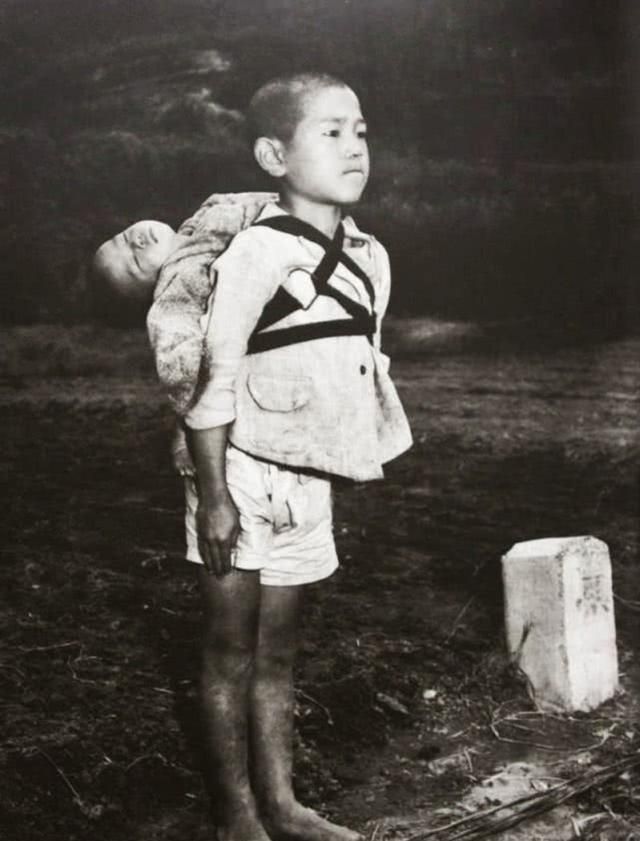 原子弹炸后的最著名照片 一个日本男孩背着死去的弟弟到火葬场 今日焦点